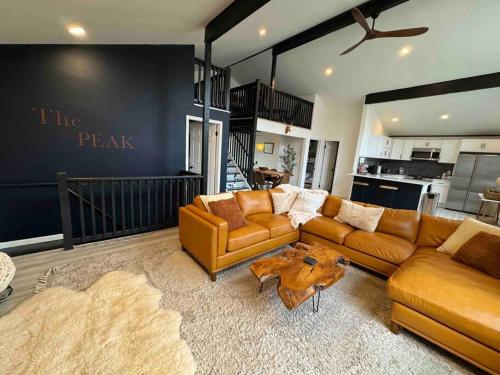 The PEAK One at The Pocono Mountains! Hot tub, firepit & Game room in Pocono Country Place, USA