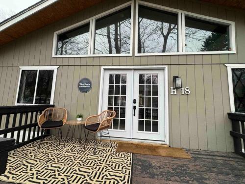 The PEAK One at The Pocono Mountains! Hot tub, firepit & Game room in Pocono Country Place, USA