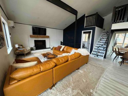 The PEAK One at The Pocono Mountains! Hot tub, firepit & Game room in Pocono Country Place, USA