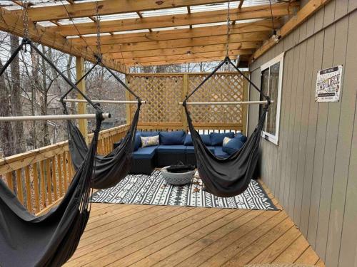The PEAK One at The Pocono Mountains! Hot tub, firepit & Game room in Pocono Country Place, USA