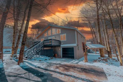 The PEAK One at The Pocono Mountains! Hot tub, firepit & Game room in Pocono Country Place, USA