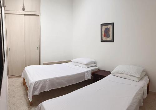 2 twin beds