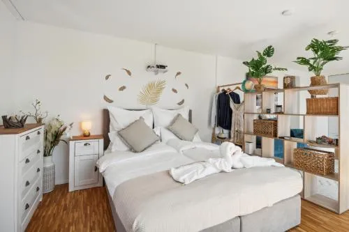 ReMo I Business I Family Apartment I 1-4 Personen - Aare Blick, nahe Altstadt I Beamer - 99" Leinwand I Terrassen Lounge und Parkplatz in Brugg, Schweiz