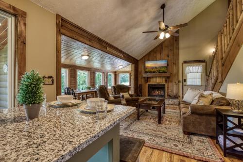 Breathtaking View, Hot Tub, Free Tickets, Fire Pit, WIFI!!! in Oldham (TN)