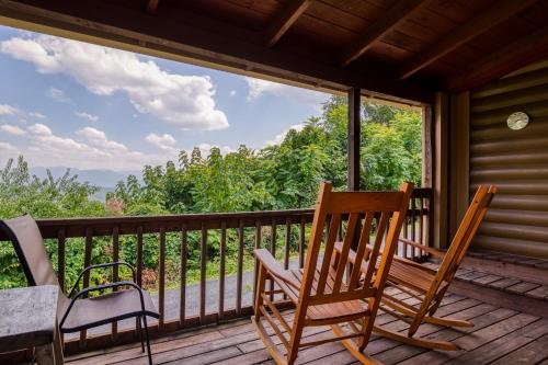 Breathtaking View, Hot Tub, Free Tickets, Fire Pit, WIFI!!! in Oldham (TN)
