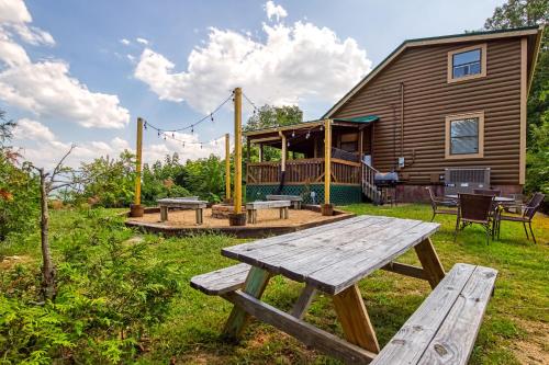 Breathtaking View, Hot Tub, Free Tickets, Fire Pit, WIFI!!! in Oldham (TN)