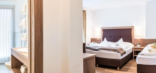 1 queen bed, 1 twin bed