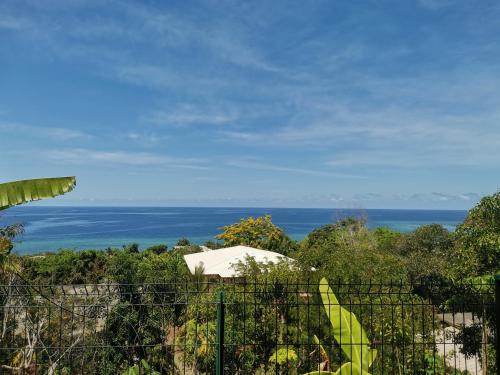Chez Madani, 5 min de la plage, vue sur océan et entièrement climatisé (Chez Madani, 5 min de la plage, vue sur ocean et entierement climatise) in 보우에니