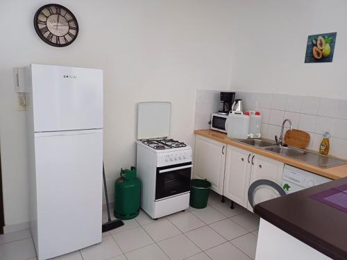 Chez Madani, 5 min de la plage, vue sur océan et entièrement climatisé (Chez Madani, 5 min de la plage, vue sur ocean et entierement climatise) in 보우에니