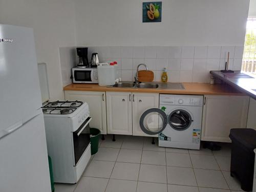 Chez Madani, 5 min de la plage, vue sur océan et entièrement climatisé (Chez Madani, 5 min de la plage, vue sur ocean et entierement climatise) in 보우에니