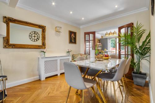 Casa Marina- 4 bedroom house with garden, balcony & Split unit Air conditioning gîte à louer Holiday Inn Brent Cross