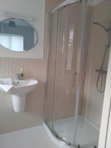 Shower, Bradstone Lodge in Dundalk