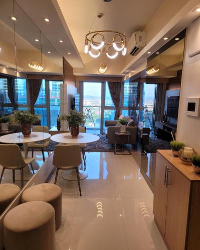 Uptown Parksuites Tower 2 BGC - Staycations Up Above 9, Manila