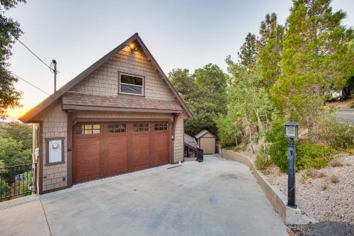 Lake Arrowhead Cabin 4 Decks, Game Room and More! in Lake Arrowhead, USA
