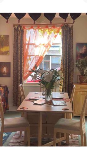 Homestay in The Heart Of Avalon in Glastonbury