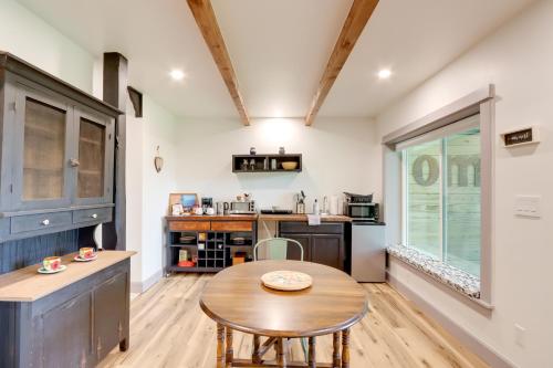 Peaceful Ellijay Getaway with Screened Porch and View! in Ellijay, USA