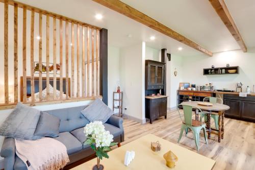 Peaceful Ellijay Getaway with Screened Porch and View! in Ellijay, USA