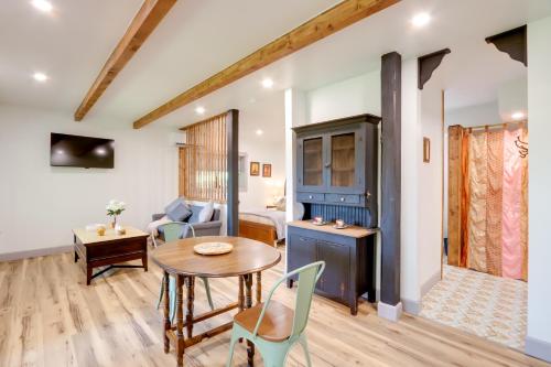 Peaceful Ellijay Getaway with Screened Porch and View! in Ellijay, USA