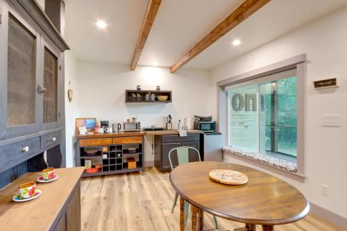 Peaceful Ellijay Getaway with Screened Porch and View! in Ellijay, USA