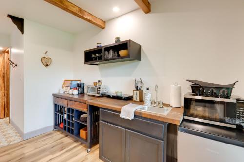 Peaceful Ellijay Getaway with Screened Porch and View! in Ellijay, USA