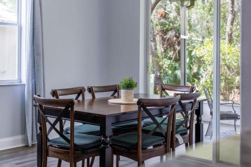 Elegant Comfort - Newly Updated 3BR with Cozy Master Suite - Pet Friendly in Tarpon Springs, USA