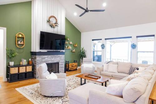 Spacious 5 bedroom 3 bath modern farmhouse in Eddy TX with pool, hot tub & Wifi in Troy, USA
