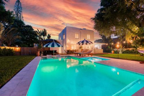 Stunning Historic Villa with Jacuzzi Heated Pool and Resort style Backyard in Miami, USA