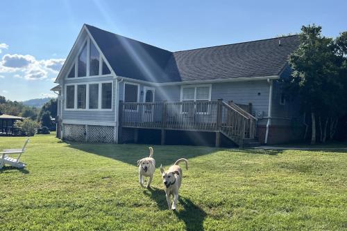 Bears Valley Inn -Peaceful, Pet Friendly Family Getaway, Less than 15 min to Attractions, with Game Room, Fire Pit & BBQ, Easy, Flat Roads