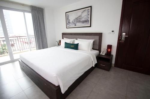 Vrest Hotel Room Type - Deluxe Double Room with Balcony