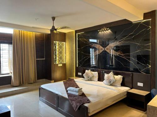 1 queen bed, 1 double bed