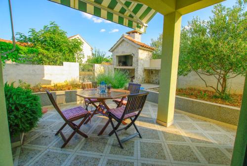 House with garden and Barbecue grill in Murter, Murter