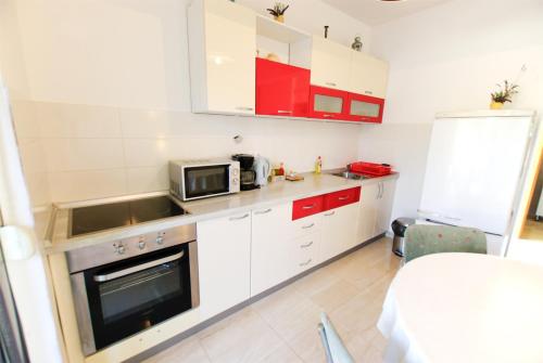 House with garden and Barbecue grill in Murter, Murter (foto 2)