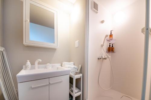 Standard Double Room image 6