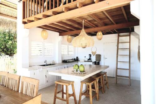 Rote White House - Secluded 4BR Coastal Haven in Oenggaut