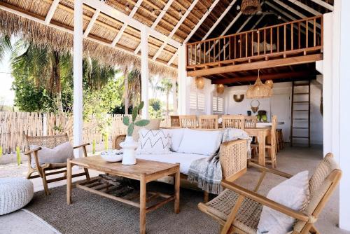 Rote White House - Secluded 4BR Coastal Haven in Oenggaut