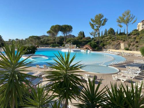 AGAY, Cap Esterel, magnifique vue mer panoramique et Esterel, terrasse, piscines, parking, dernier e in Saint-Raphael