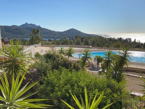 AGAY, Cap Esterel, magnifique vue mer panoramique et Esterel, terrasse, piscines, parking, dernier étage, 3 étoiles, Saint-Raphaël (zdjęcie 4)