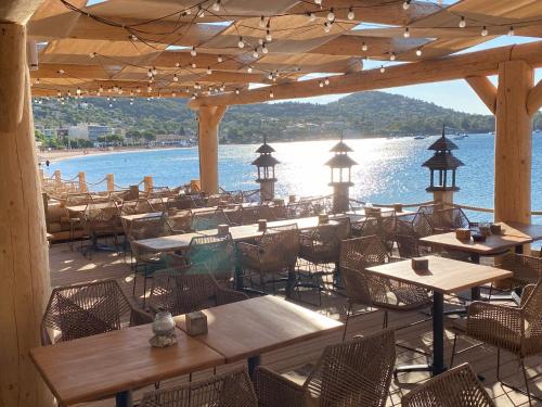 AGAY, Cap Esterel, magnifique vue mer panoramique et Esterel, terrasse, piscines, parking, dernier e in Saint-Raphael
