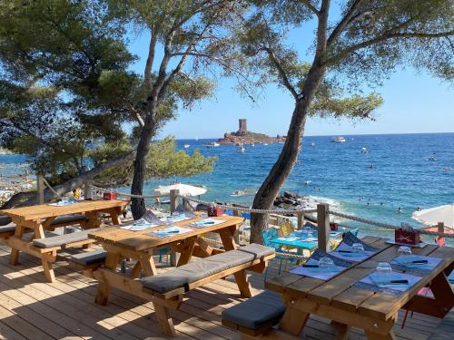 AGAY, Cap Esterel, magnifique vue mer panoramique et Esterel, terrasse, piscines, parking, dernier e in Saint-Raphael