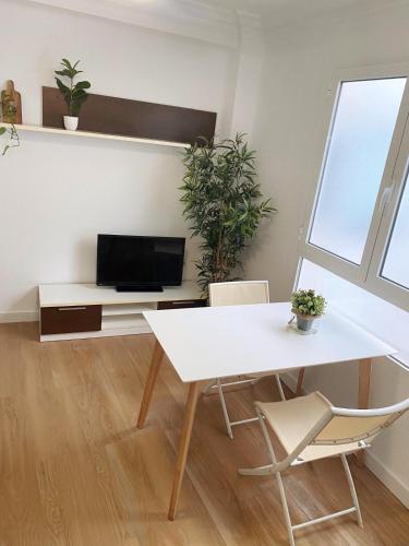 Alojamiento junto Aeropuerto Valencia A in มานิเซส