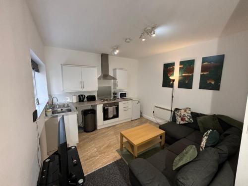 Modern 1 Bedroom Apartment with Free Parking Near the M6 and Birmingham