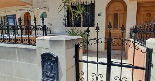 ทางเข้า, Spacious Getaway in Attard with Terrace & Garage in แอตตาด
