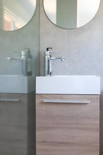 Stylish and Spacious Beach Apartment - image 7