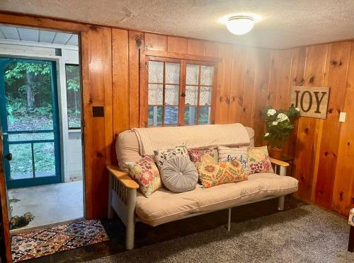 The Good Life Cabin - Close to Mackinac Island in Carp Lake, Vereinigte Staaten von Amerika