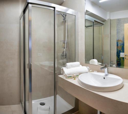 浴室, 史波堤拜亞酒店 (Sporting Baia Hotel) in 賈爾迪尼奈克索斯市中心