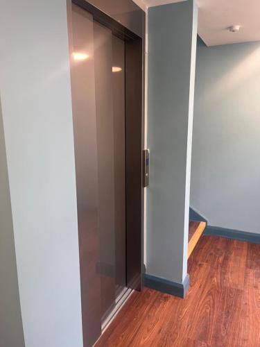 ทัศนียภาพภายนอกโรงแรม, Tumbledown Hotel in ชรีส์บูรี