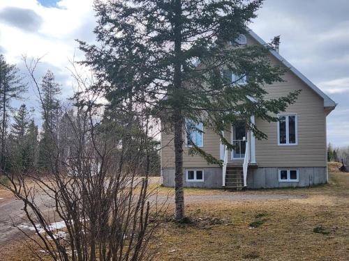 Maison au coin de la chute Valin in Saint-Fulgence (QC)