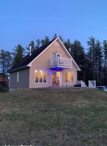 Maison au coin de la chute Valin in Saint-Fulgence (QC)