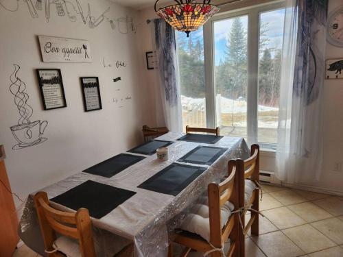 Maison au coin de la chute Valin in Saint-Fulgence (QC)