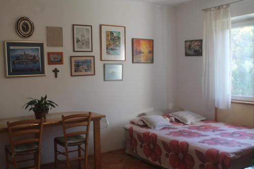 One-Bedroom Apartment image 9